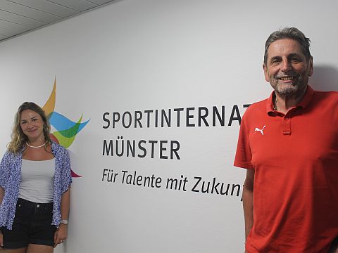 Pia Müller(l.), Uwe Peppenhorst im jetzt helleren Flur des Sportinternats
